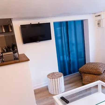 2 Personnes, Place St Sauveur A 2min