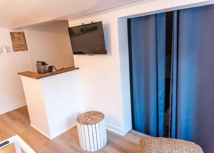 2 Personnes, Place St Sauveur A 2min