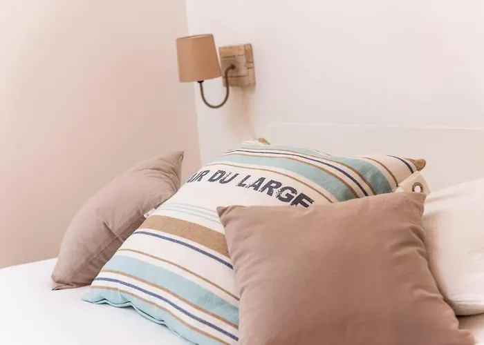 2 Personnes, Place St Sauveur A 2min